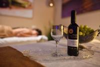 חדר טיפולים עם יין - אווה ספא טבריה