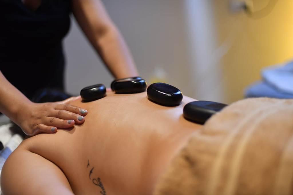 עיסוי אבנים חמות - אווה ספא טבריה