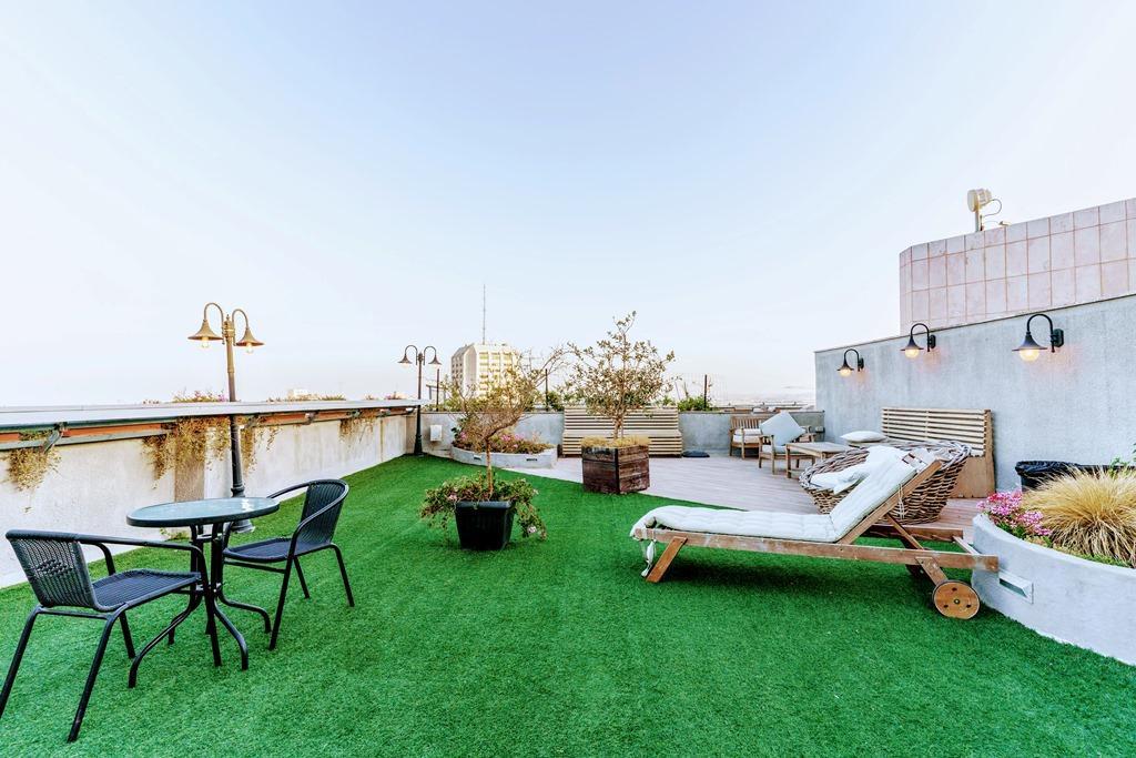   פינות ישיבה ומיטות שיזוף בגג המלון - My Jerusalem Spa