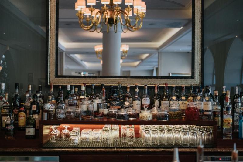 בר משקאות במלון - ספא גארלן במלון וולדורף אסטוריה ירושלים