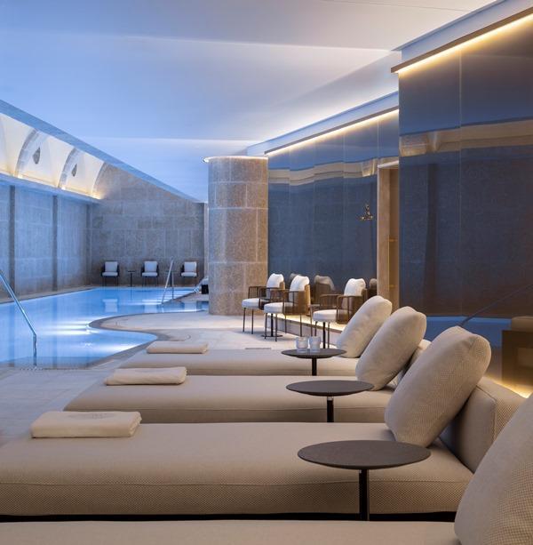 בריכה פנימית עם מיטות מנוחה - ספא גארלן במלון וולדורף אסטוריה ירושלים