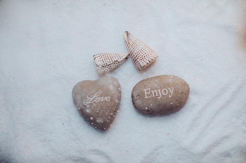  צדפים ואבנים עם כיתוב - ספא גארדן