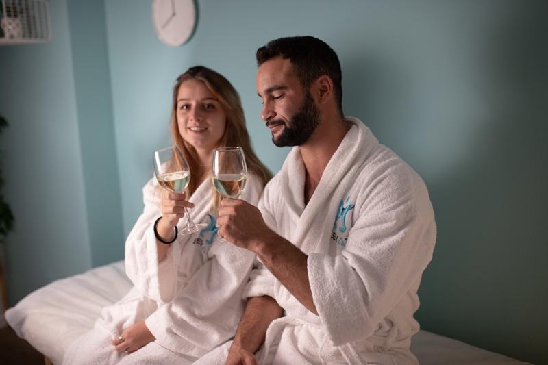 זוג אורחים בספא - ספא אלוויט במלון וורט אילת