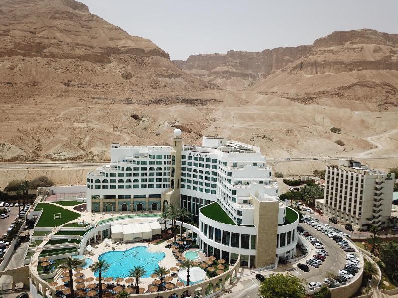 חזית המלון והבריכה מלמעלה - ספא שיזן במלון ENJOY ים המלח