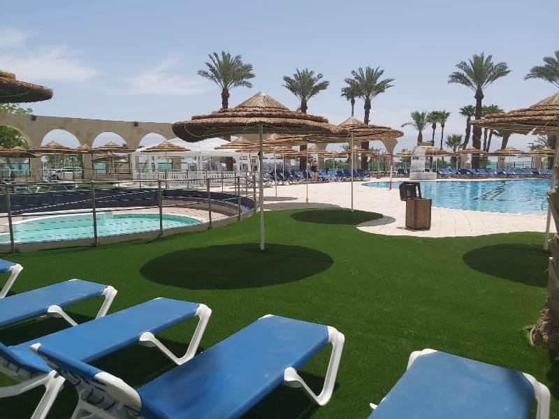 מיטות שיזוף ובריכה במלון - ספא שיזן במלון ENJOY ים המלח