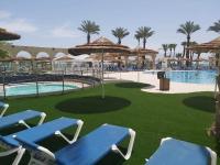 מיטות שיזוף ובריכה במלון - ספא שיזן במלון ENJOY ים המלח