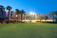  חזית המלון עם מדשאות - מלון לאונרדו אין ים המלח