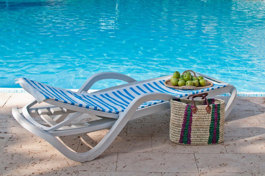   מיטת שיזוף בבריכה - מלון לאונרדו אין ים המלח
