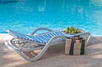   מיטת שיזוף בבריכה - מלון לאונרדו אין ים המלח