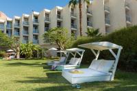  מיטות שיזוף במדשאות - מלון לאונרדו אין ים המלח