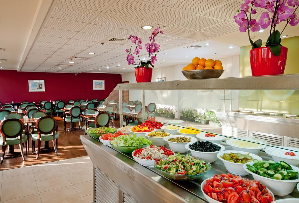   ארוחת בוקר במלון  - מלון לאונרדו אין ים המלח