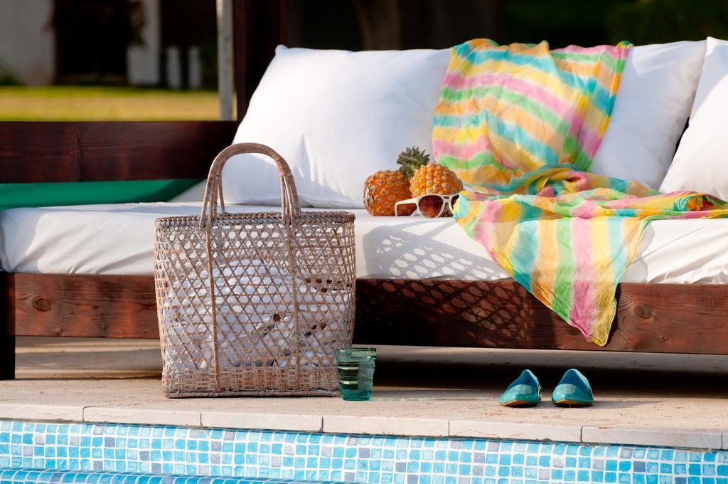   מיטת שיזוף בבריכה עם תיק ואביזרים - מלון לאונרדו אין ים המלח