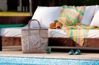   מיטת שיזוף בבריכה עם תיק ואביזרים - מלון לאונרדו אין ים המלח