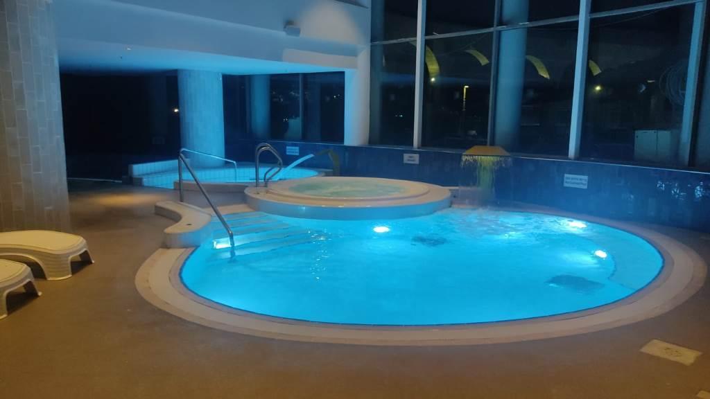  בריכות פנימיות - ספא שיזן במלון ENJOY ים המלח