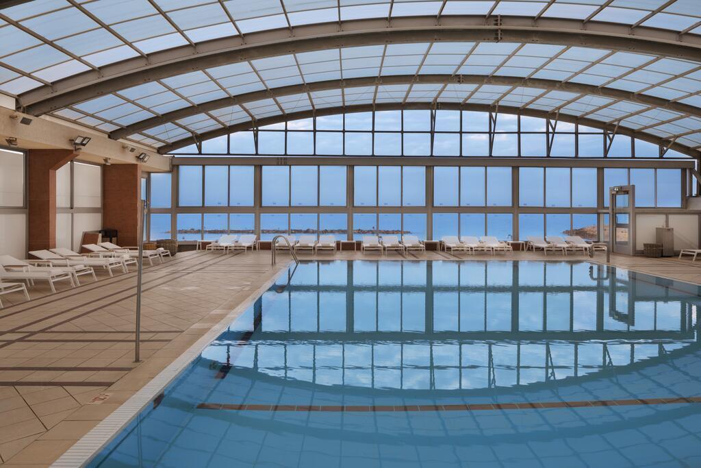 בריכת המלון - ספא במלון קראון פלזה תל אביב