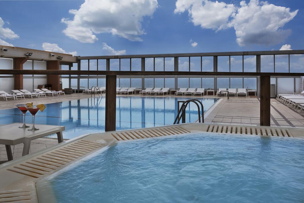 בריכת המלון - ספא במלון קראון פלזה תל אביב