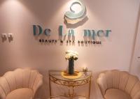   פינות ישיבה עם שלט של שם הספא - ספא דה לה מר