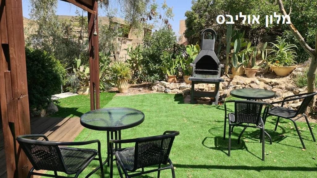  חצר עם פינות ישיבה במלון אוליבס - ספא דה לה מר