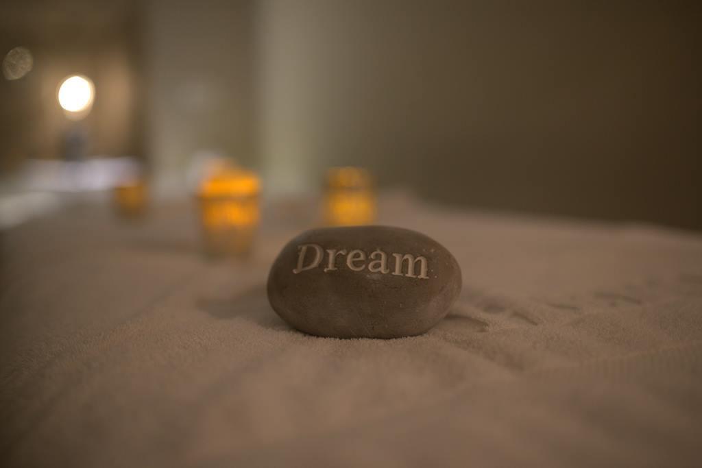   אבן חלקה ונרות על מיטת הטיפולים לאווירה - ספא לאונרדו פלזה ירושלים