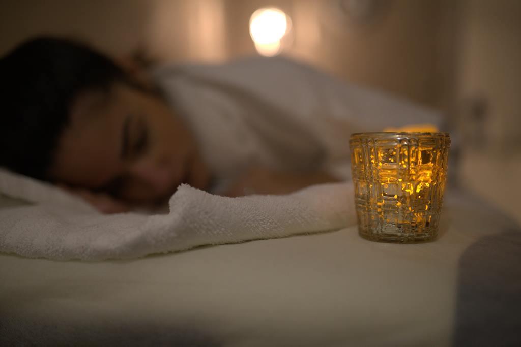   עיסוי מפנק עם נר לאווירה - ספא לאונרדו פלזה ירושלים