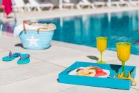   פירות ושתייה בבריכה - ספא לאונרדו פלזה ירושלים