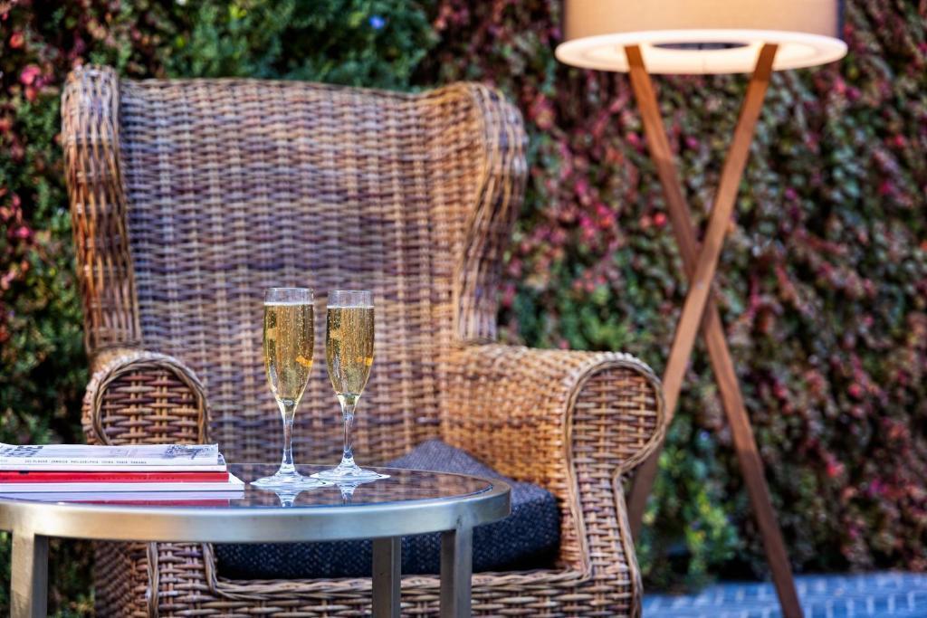 פינת ישיבה במלון - ספא במלון בובו תל אביב