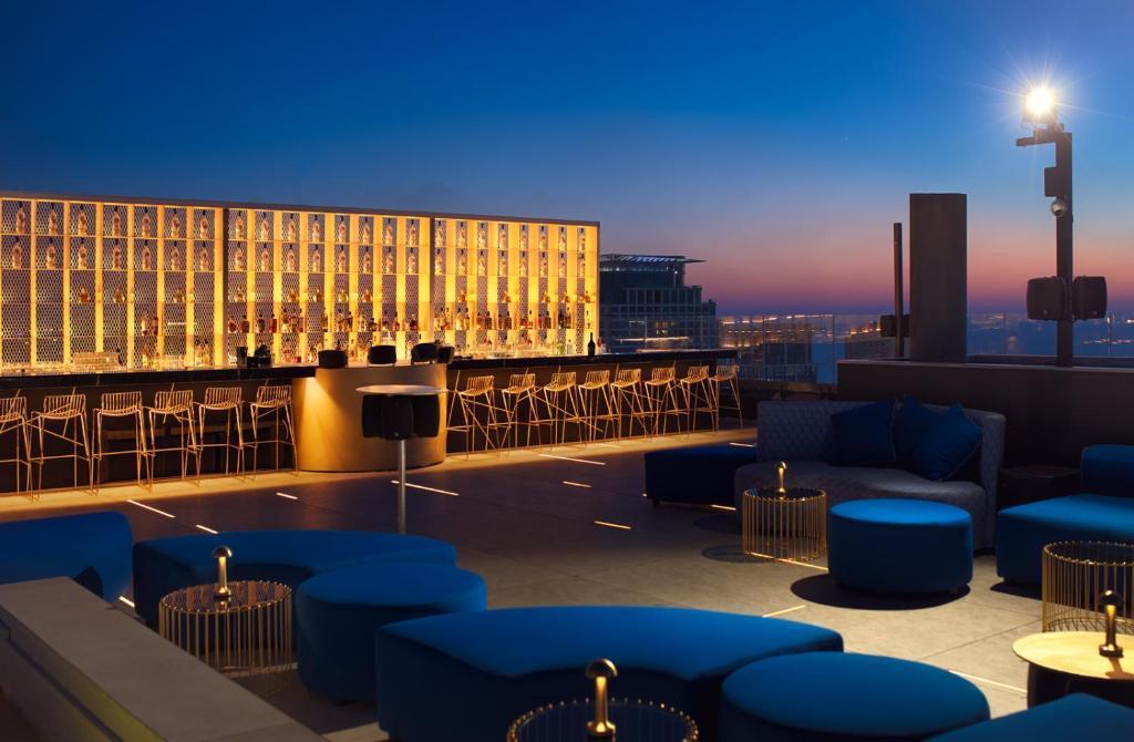 פינות ישיבה ובר בגג המלון - ספא במלון לייטהאוס תל אביב