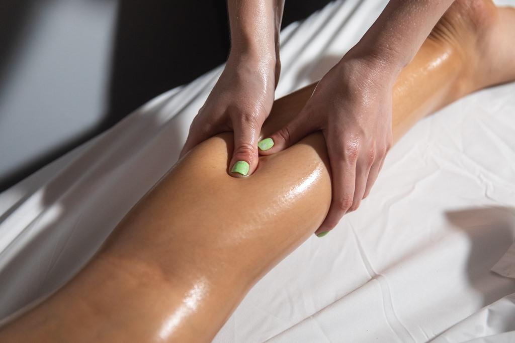  עיסוי רגל למטופלת - ספא דרים ביץ