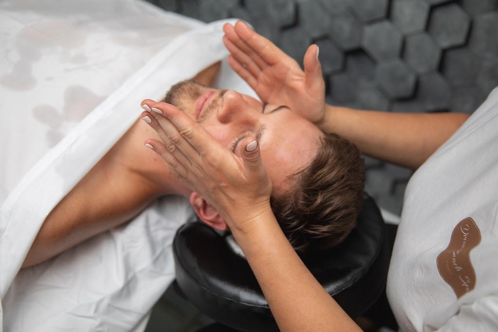    עיסוי פנים למטופל - ספא דרים ביץ