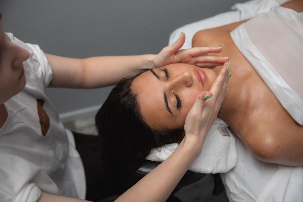  עיסוי פנים למטופלת - ספא דרים ביץ