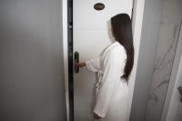  מטופלת נכנסת לחדר טיפולים - ספא קרים ביץ