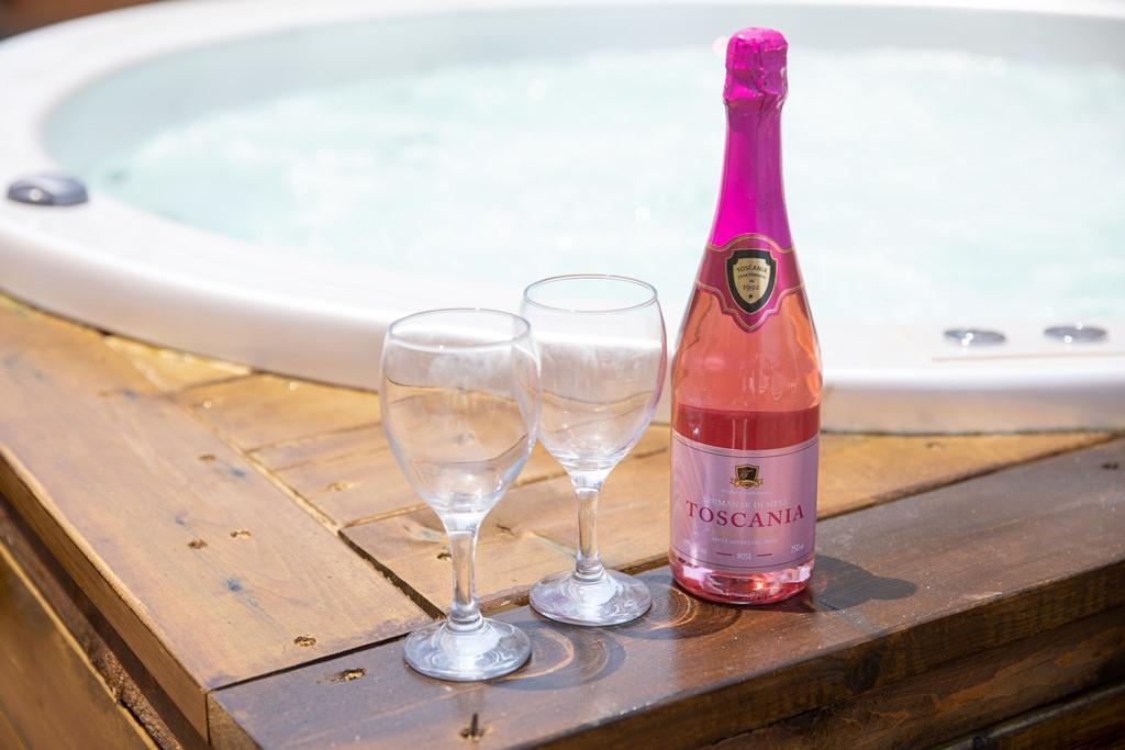  בקבוק שמפניה עם כוסות ליד הגקוזי - ספא דרים ביץ