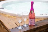  בקבוק שמפניה עם כוסות ליד הגקוזי - ספא דרים ביץ