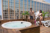  זוג אורחים נכנס לגקוזי - ספא דרים ביץ