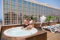    זוג בגקוזי עם כוסות שמפניה - ספא דרים ביץ