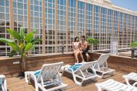  זוג אורחים עם כוס שמפניה בגג - ספא דרים ביץ