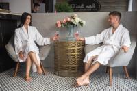  זוג אורחים בפינת ישיבה - ספא דרים ביץ