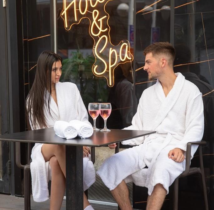  זוג אורחים בפינת ישיבה בחצר - ספא דרים ביץ