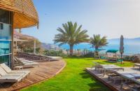 מיטות שיזוף אל מול נוף - ספא סינרגיה במלון עין גדי