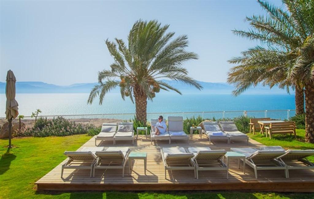 מיטות שיזוף אל מול נוף - ספא סינרגיה במלון עין גדי