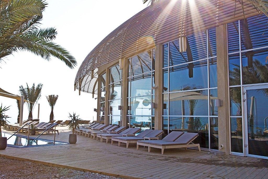 מיטות שיזוף ליד הבריכה - ספא סינרגיה במלון עין גדי