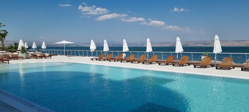 בריכת המלון - ספא במלון גלי כנרת