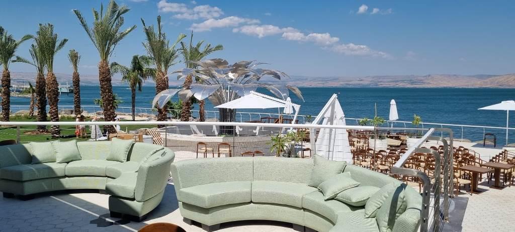 פינות מנוחה בבריכת המלון - ספא במלון גלי כנרת