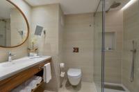 מקלחת בחדר לינה - שרנא ספא במלון השרון הרצליה