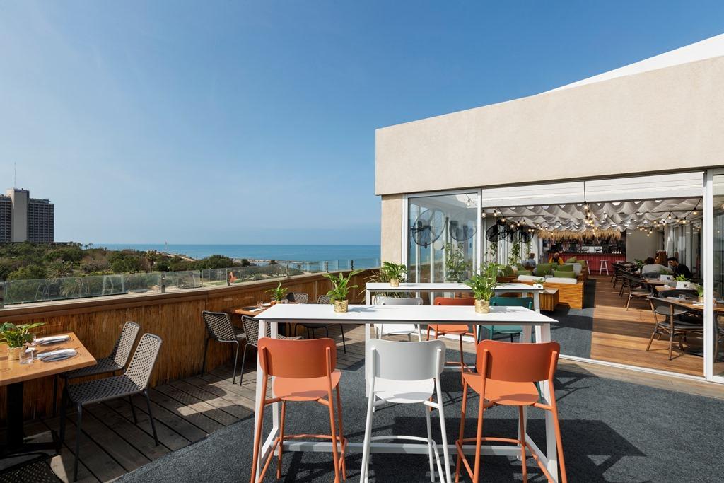 פינת ישיבה בגג המלון - ספא במלון אלכסנדר תל אביב