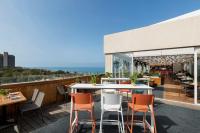 פינת ישיבה בגג המלון - ספא במלון אלכסנדר תל אביב