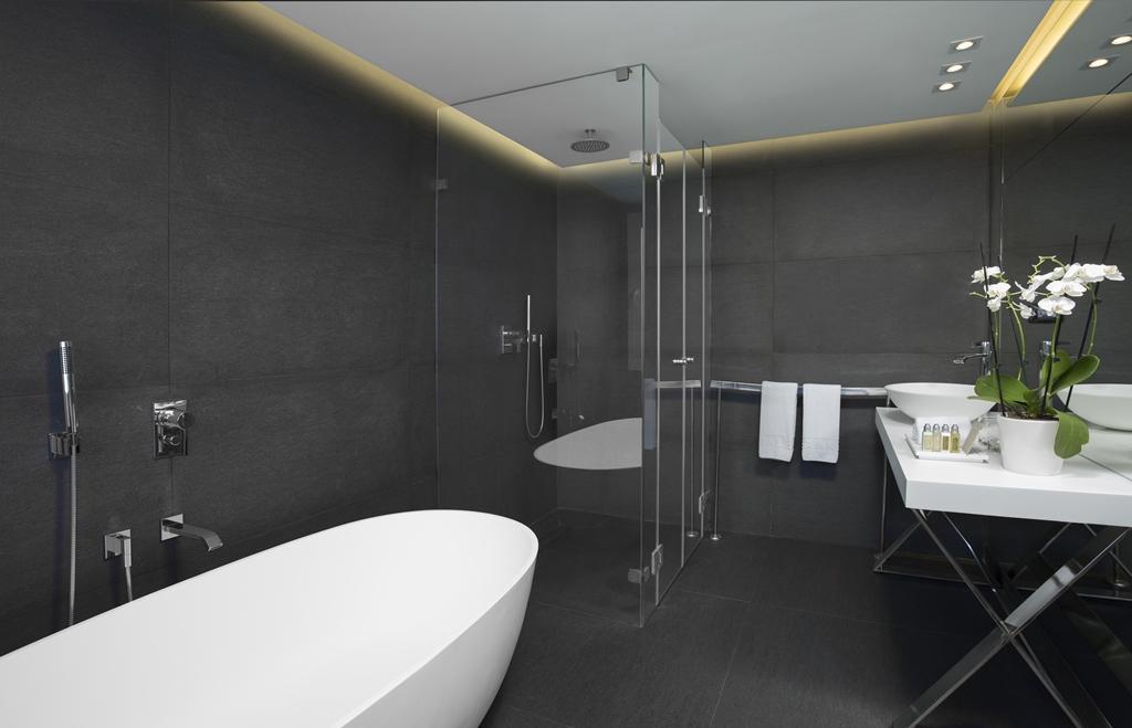 אמבט בחדר לינה  - ספא במלון אלכסנדר תל אביב