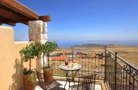 פינת ישיבה במרפסת - קאמי מלון בוטיק וספא גלילי