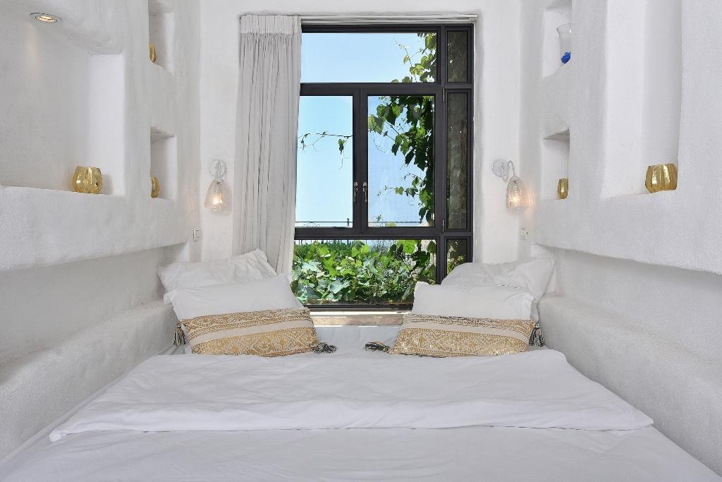 מיטה זוגית בסוויטה - קאמי מלון בוטיק וספא גלילי