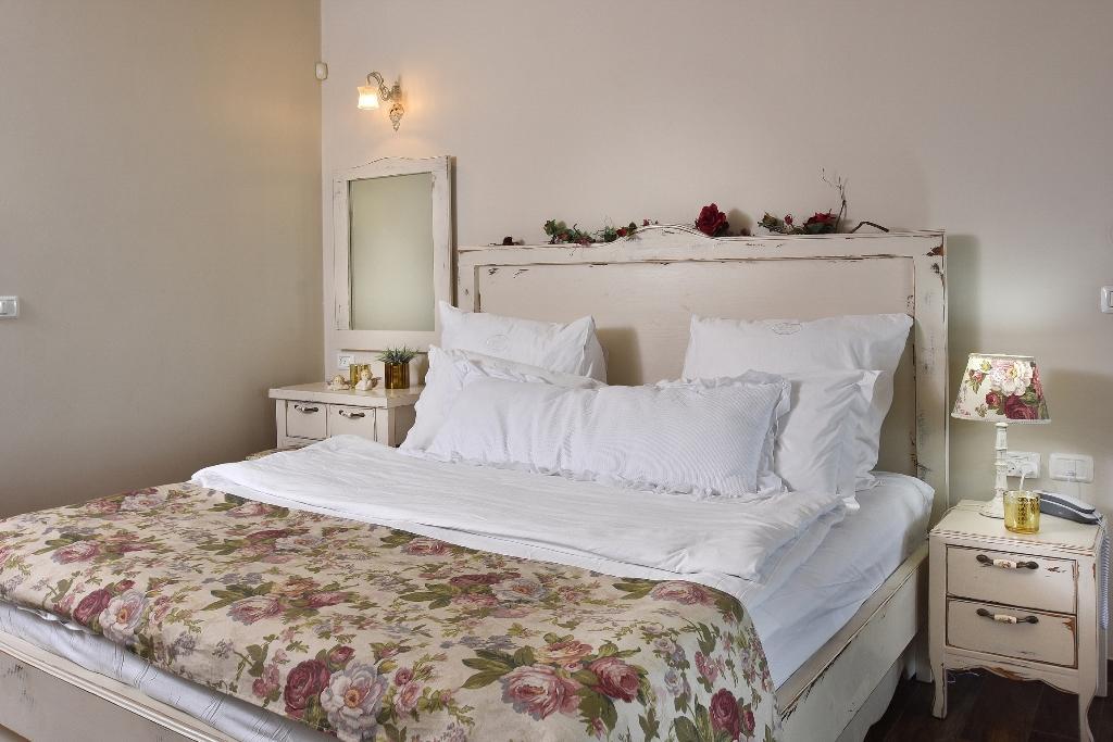 מיטה זוגית בסוויטה - קאמי מלון בוטיק וספא גלילי